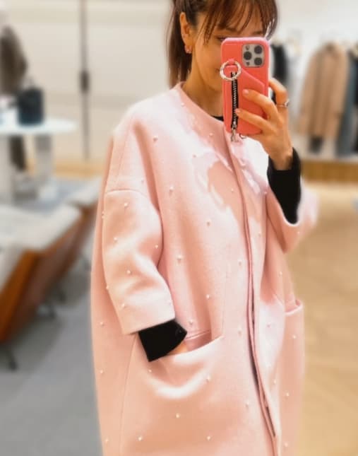 こんなピンク似合う人いる?有名タレント〇〇のピンクコーデにファン驚愕