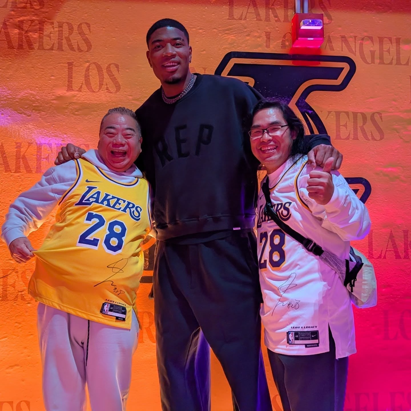 「大興奮の試合！」ロッチ中岡、レイカーズ観戦で“奇跡の再会”