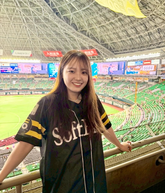 野球好き美女書家タレント・上里美貴、可愛すぎるホークスユニ姿の観戦スマイルにファン歓喜！
