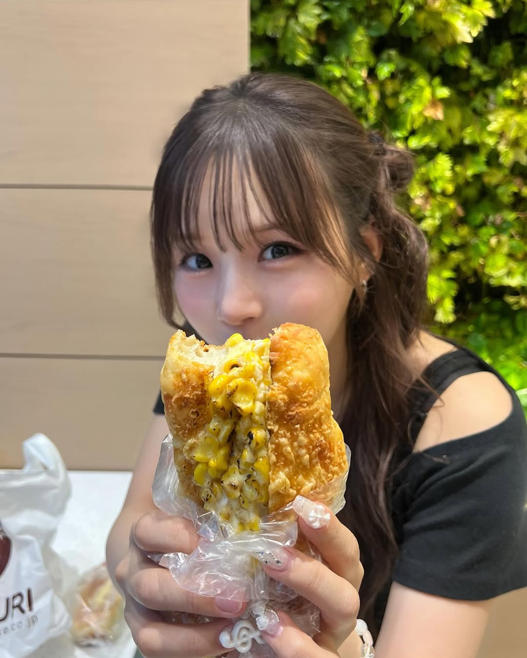 顔より大きなパンにかぶりつく！？稲場愛香のキュートな“モグモグショット”にファン歓喜！