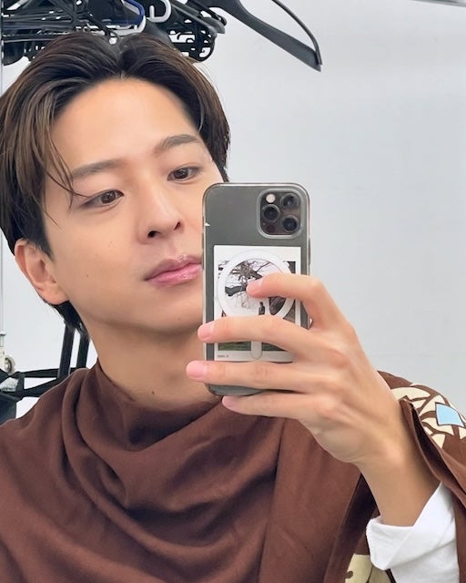 人気オーディション番組で話題の俳優が近距離ショットを公開