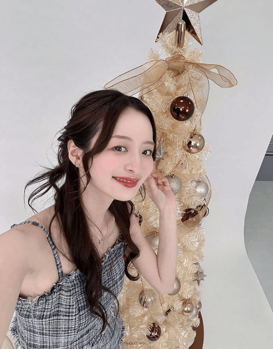 人気モデル・神谷明采が”一足早い”聖夜のクリスマスツリーショットを公開！ファン「超かわいい」と大絶賛