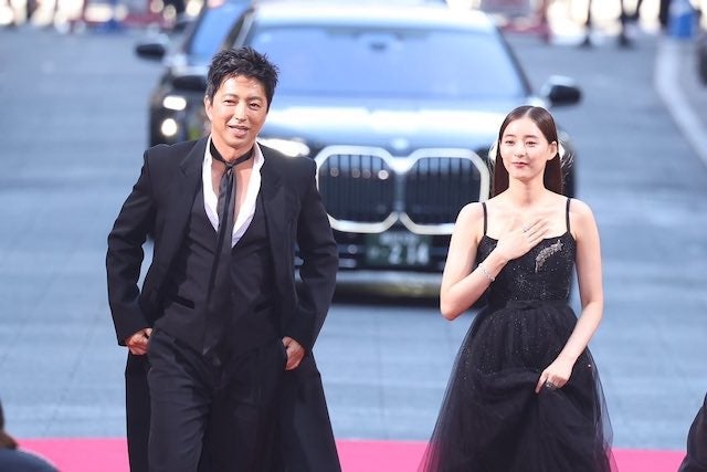 新木優子と”大物俳優”の名コンビショットが話題に！「幻の2ショット」との声