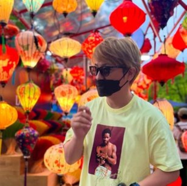 上地雄輔、雨さえも笑いに変える男。カラフルな傘と梅雨を楽しむ最強ポジティブスタイル