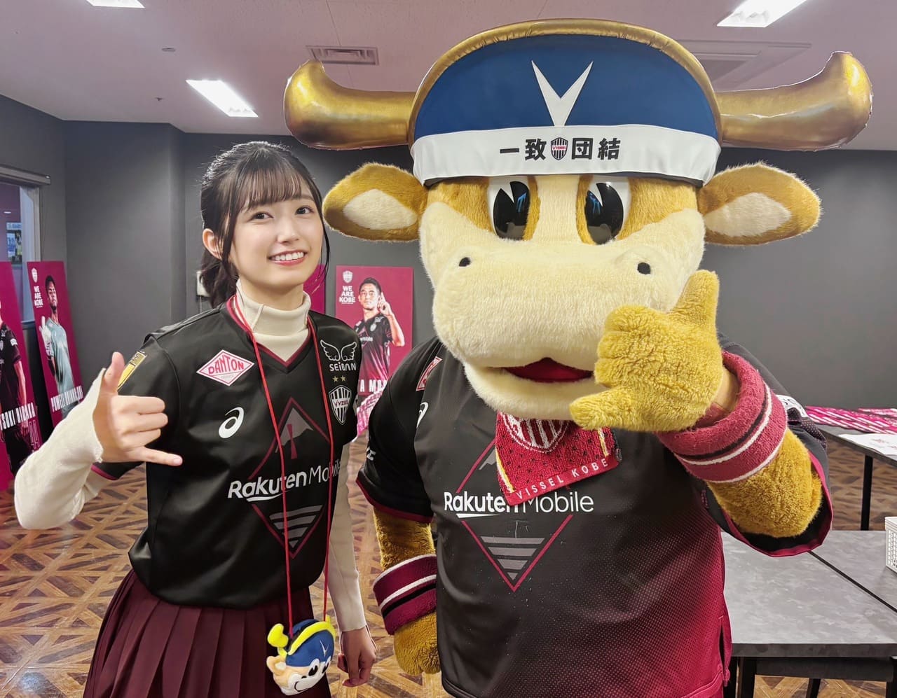 “勝利の女神”J1優勝の試合に人気アイドルが登場 オフショットも公開され話題に