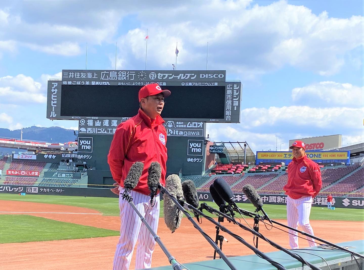 新井貴浩さんと黒田博樹さんの胸熱ツーショット🔥「時間が巻き戻されました😂😂😂」