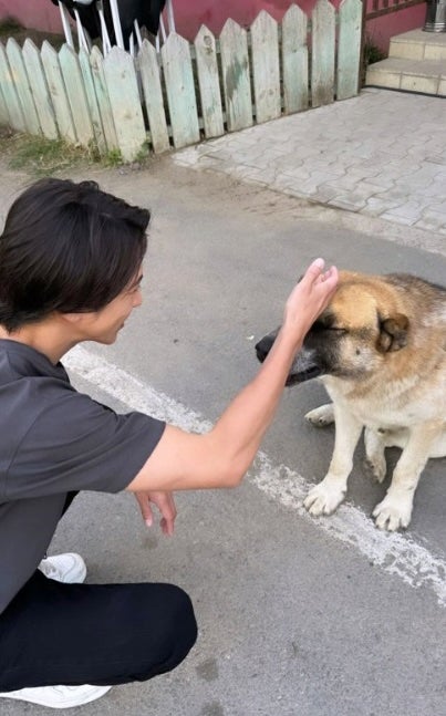 「智久様の世界観絶対可愛くて平和」やまPが犬を撫でる様子にファンほっこり