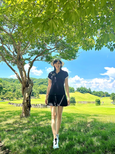 ミニスカウエアからスラリ超絶美脚披露！あの元アイドリング!!!美女キャスター、可愛すぎるゴルフウエアショットにファン歓喜