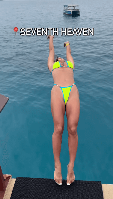 「リアルマーメイド！」あの話題美女トレーナー「舞う！」アクロバットダイブにネット大反響！