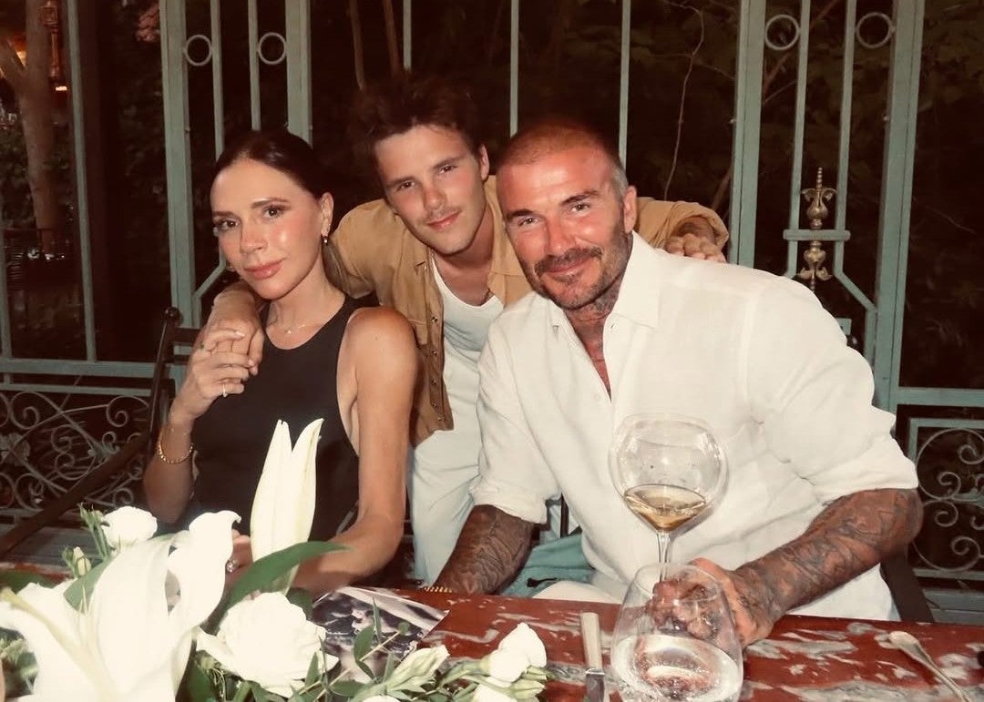 ベッカム、トリュフ料理レストランで「完璧なひととき」と家族ショットを公開。変わらぬ美男美女ぶりが話題に