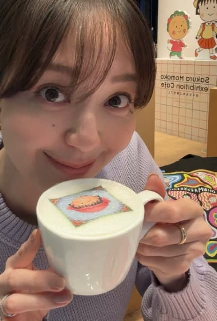 「誰か交換しませんか⁇ 笑」オタク全開⁉松島花が思い出の「さくらももこ展」に親子で来場