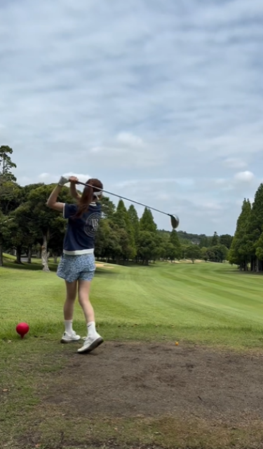 「たまーにのナイスショット」ソフトボールインフルエンサー美女子、初心者レベル軽く超えすぎ！なナイスショットゴルフムービーにファン脱帽！