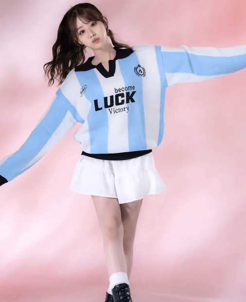 「ポニテ反則的に可愛い」超人気ラウンドガール、サッカーユニ風・美ショットを披露しファンガッツポーズ「アルゼンチン代表ユニホームみたいで可愛い」