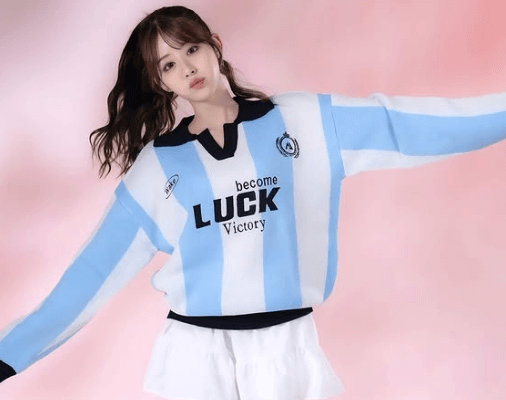 「ポニテ反則的に可愛い」超人気ラウンドガール、サッカーユニ風・美ショットを披露しファンガッツポーズ「アルゼンチン代表ユニホームみたいで可愛い」