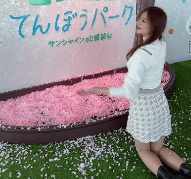 人気レースクイーン、桜吹雪を舞わせすぎてアクシデント！？”ハリキリムービー＆絶美乙女ブランコ”の姿に反響続出！「振り返り最高」