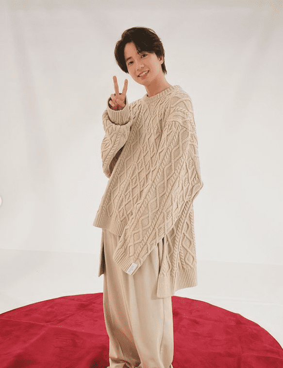 『海のはじまり』で話題のあの俳優の萌え袖オーバーサイズニットが可愛すぎる！