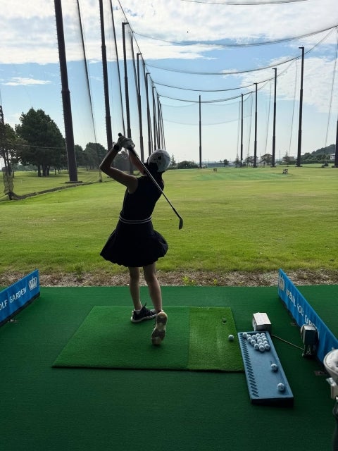 鷲見玲奈、テーラーメイド新クラブを試打。「打つたびにゴルフが楽しい」と絶賛