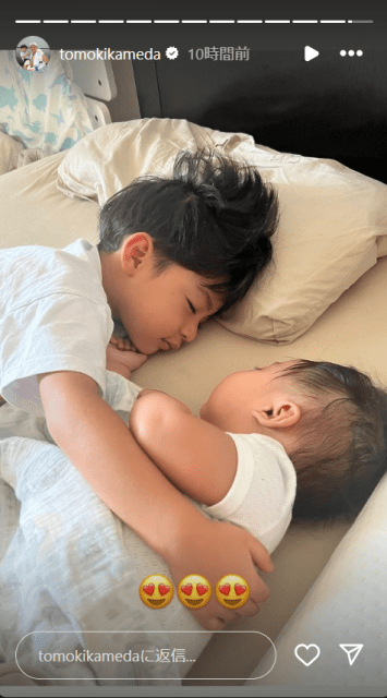 息子2人のキュートな寝顔にメロメロパパ亀田和殻が話題！