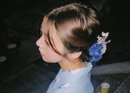 夜に咲く美女の横顔と浴衣の静寂が織りなすリライトの余韻