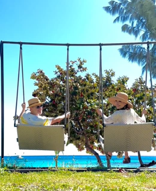 アンミカがブランコを楽しむ！「童心に帰って楽しい♪」