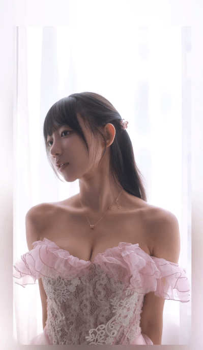 モデルのピョ・ウンジ、豊潤バストあらわなレースドレスムービー披露！「ピンクが似合う」と絶賛