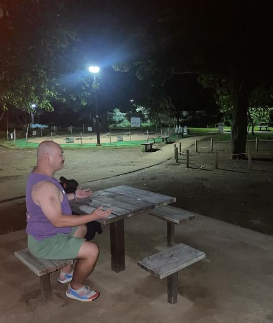 「こんな所で、何してるの！？」あのお騒がせ芸人 突然の深夜投稿が話題に