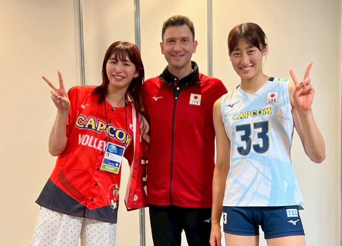 「娘の活躍に感無量」秋本愛が明かした舞台裏ショットが話題！アクバシュ監督との3ショットも公開！