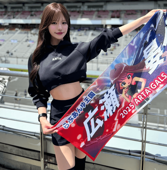 「絵になって映えてるね」人気レースクイーン、”MYイラスト入り・横断幕ショット”にファンエキサイト！「ステキ、かわちい」