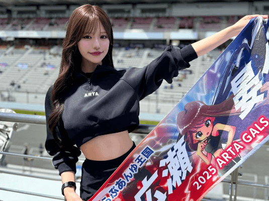 「絵になって映えてるね」人気レースクイーン、”MYイラスト入り・横断幕ショット”にファンエキサイト！「ステキ、かわちい」