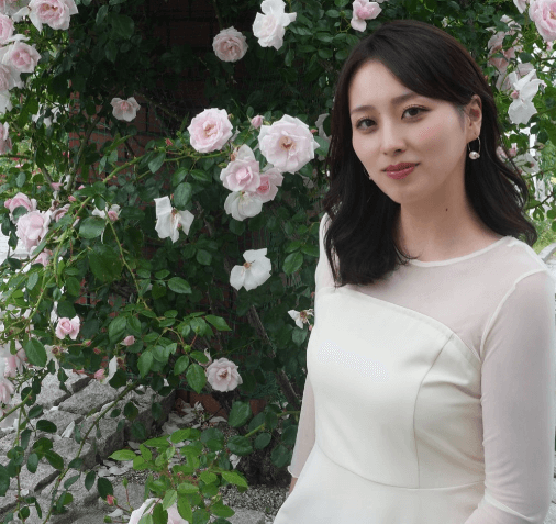 「き、き、き、綺麗すぎ」美女司会者、バラと彩る”エレガント・ショット”にファン夢心地「お花に 負けず劣らずです」