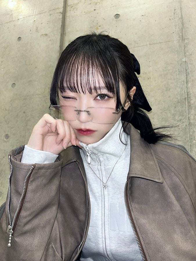 人気アイドルが欲張りコーデ公開「ポニーテール×メガネ×ミニスカ×ニーハイ︎︎︎︎」にコメント殺到