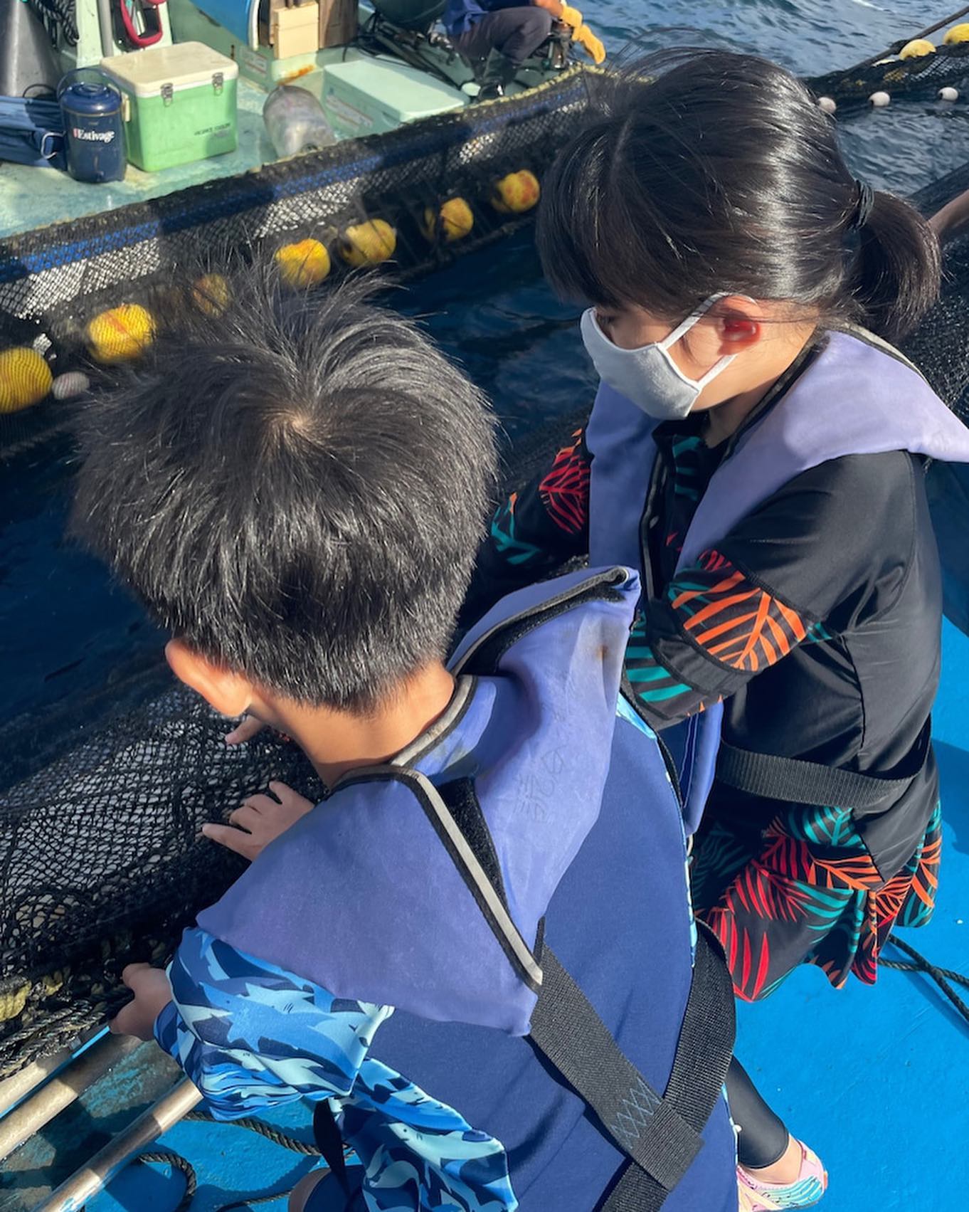 市川海老蔵さんが家族で地引き網漁体験 大きなサメの姿に「最高の夏休み」と反響