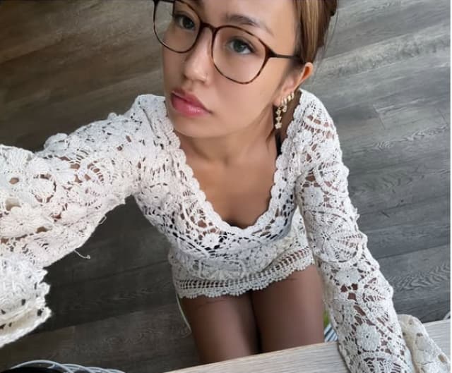 振付師・riehataが日常ショットを公開！美しい小麦肌とファッションセンスにファン歓喜！