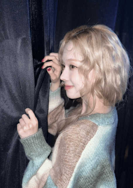 「コッソリ見ちゃお」aespa・ウィンターのお茶目ショットが可愛すぎる！