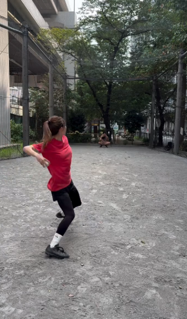 大塚彩、JDリーグ始球式でナイスピッチング！美女インフルエンサーの豪快投球に反響