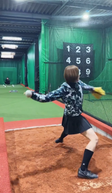 ミニスカひらりでナイスピッチング！美女スポーツインフルエンサー、剛腕うなる投球ムービーにファンの視線釘付け！