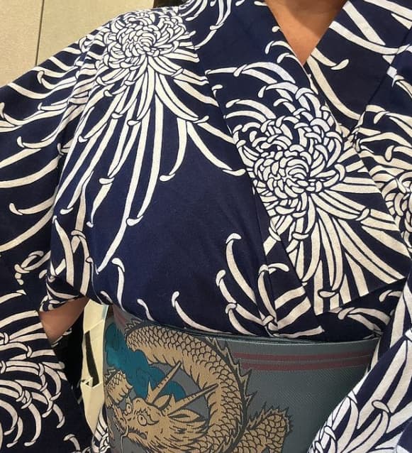 小川菜摘　自撮りで見せる浴衣コーデ　 菊の花と龍の半幅帯が素敵な組み合わせ