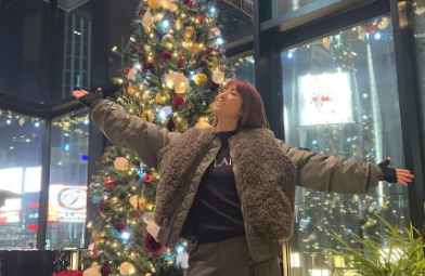 hitomi、ホテルの美しいツリーに感動！『あといくつ寝るとクリスマス』