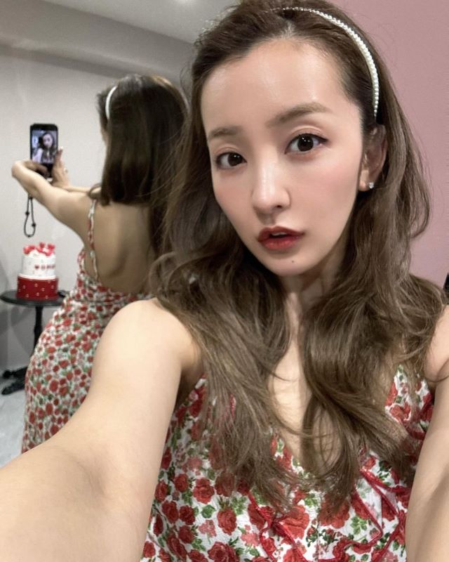 板野友美の魅惑的すぎるショットにファン悩殺