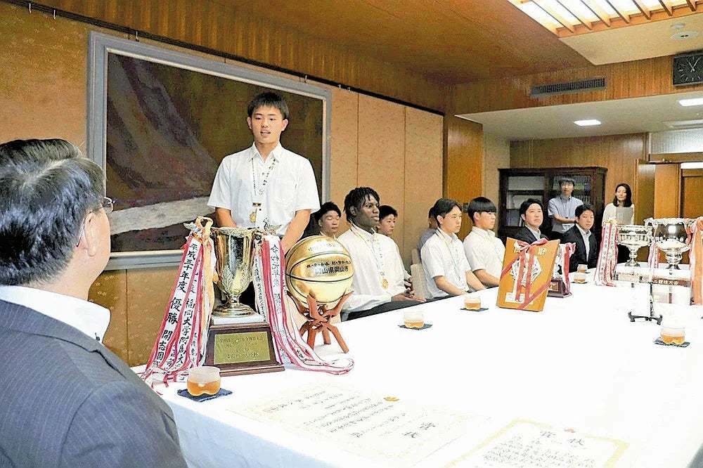 インターハイ・男子バスケ初Ｖの鳥取城北、県庁に結果報告…「県に初めての優勝カップ」平井知事も健闘たたえ