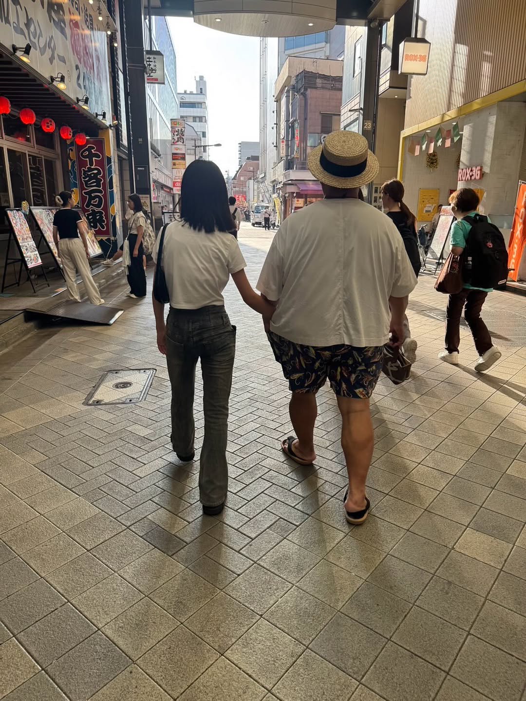 「背中から嬉しいオーラが出てますよ〜」元大相撲力士・豊ノ島、娘と歩いているショットに注目集まる