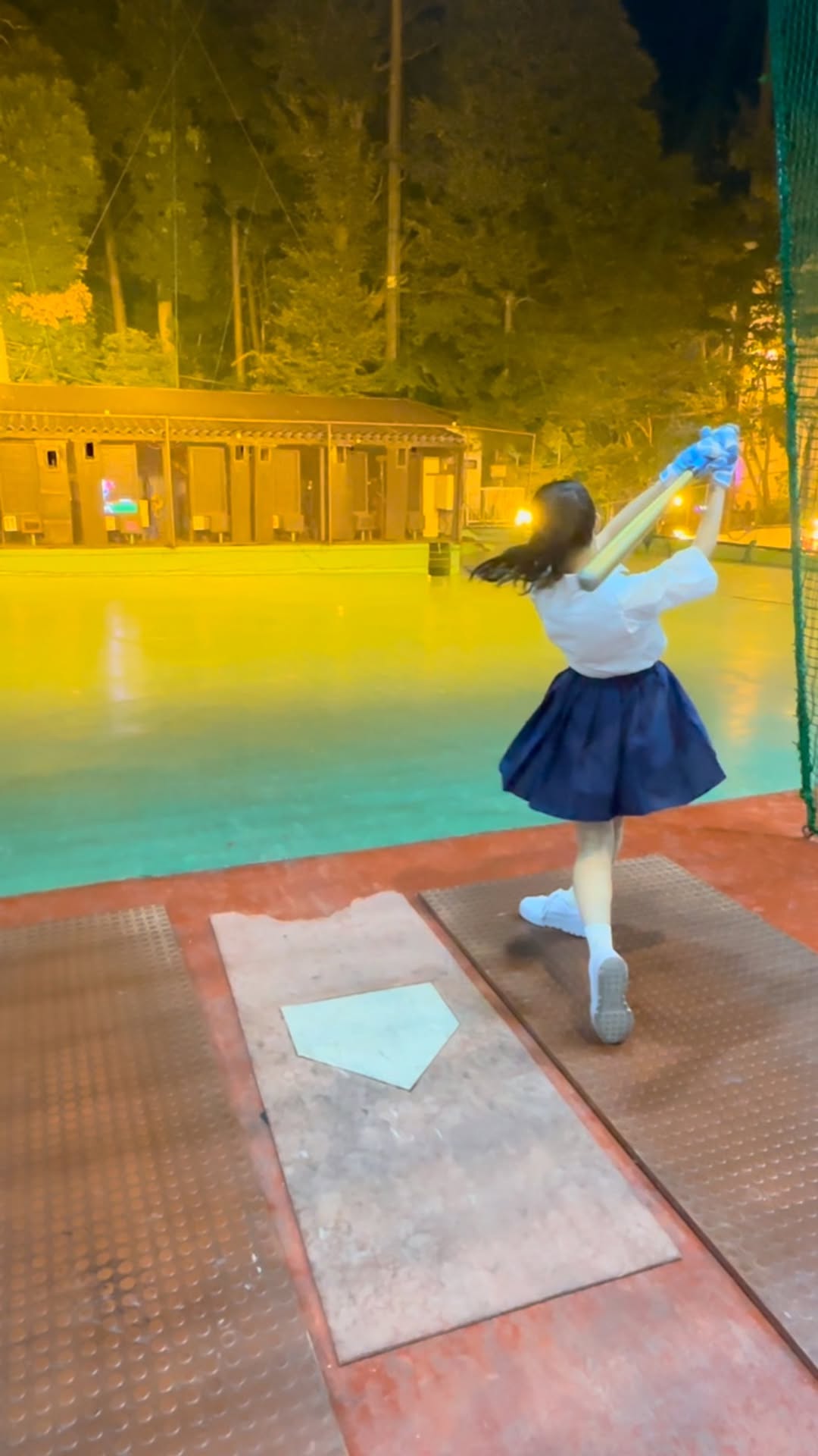 「〇〇な姿で！？」越まりん、見事なバッティング姿が話題沸騰