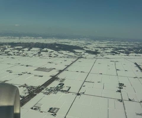 みやぞん、飛行機から白銀の絶景を激写！「ゆき」一言に込めた感動