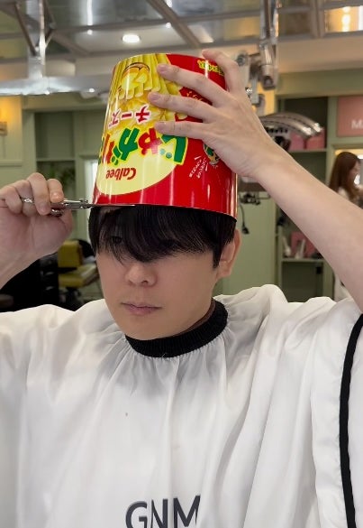 人気ヘアスタイリストが珍行動？「じゃがりこを被って何を？」