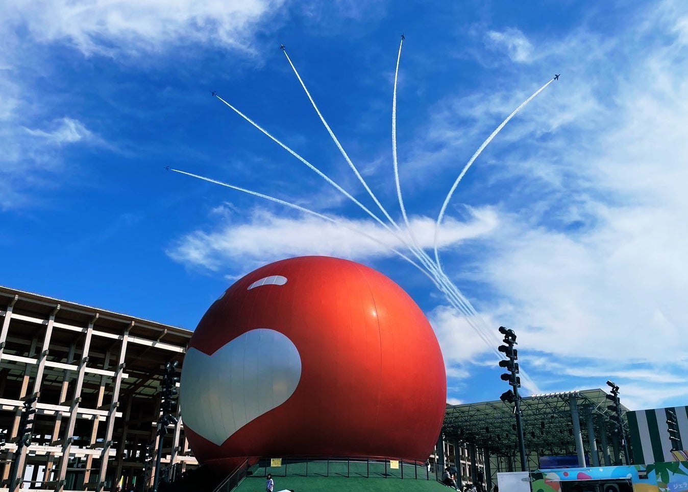 「これはよすぎる！」人気芸人が万博で捉えた“ブルーインパルス×笑顔”に大反響