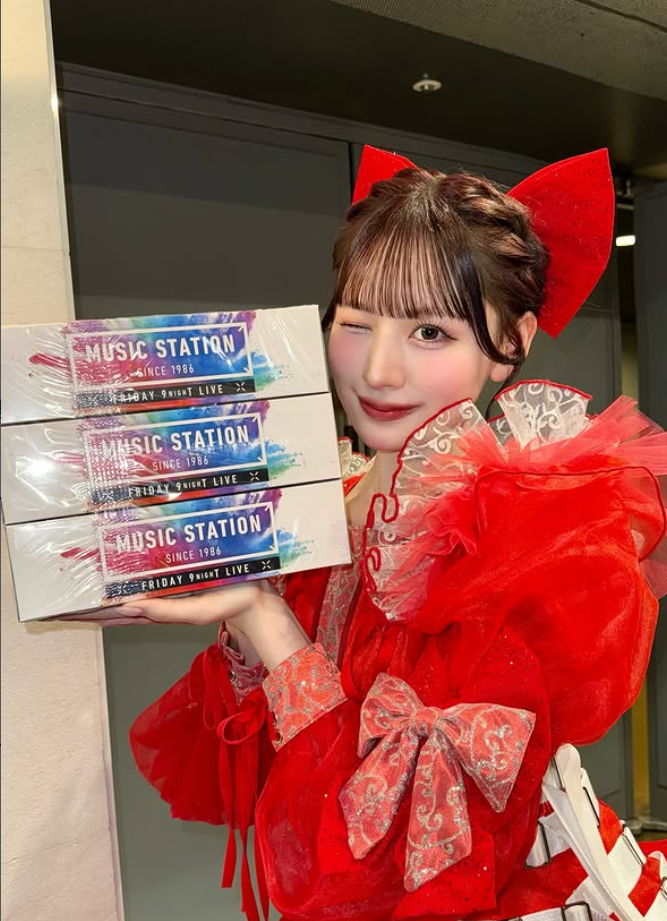 CANDY TUNE立花琴未、「Mステ SUPER LIVE 2025」オフショット公開　赤衣装のウインク姿に反響