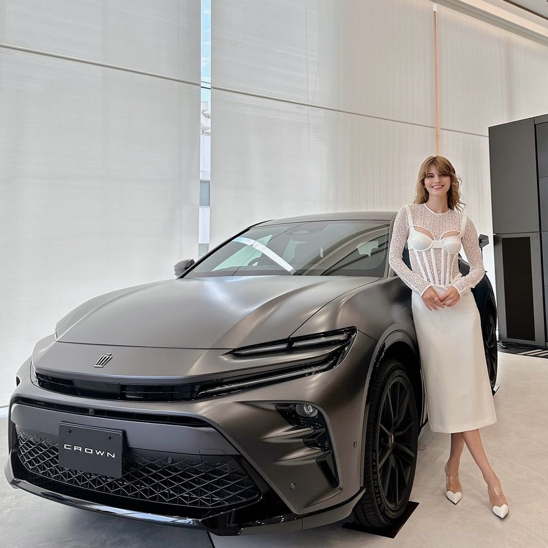 モデルのマギーが高級新車との2S披露！美しすぎると話題「完璧」「素晴らしい一体感」