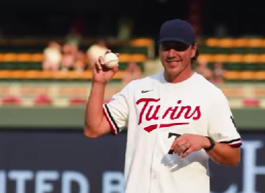 NHL伝説の“シュートアウト男”がマウンドに登場！T.J.オシーがMLB始球式で魅せた