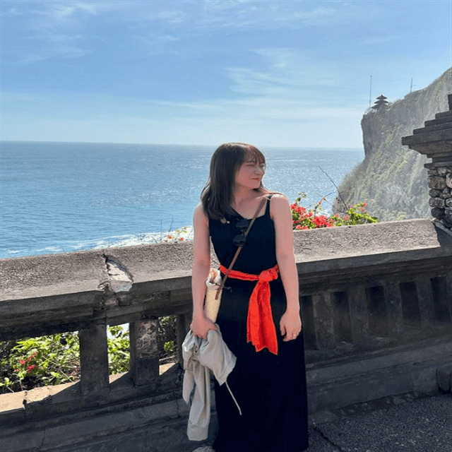 秋元真夏がオーシャンビューフォトを公開！フォトジェニックな１枚に「どこ？」「海外？」と話題沸騰