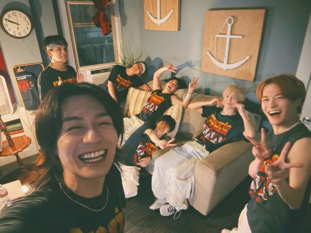 「お疲れ様！」シアトル公演大成功のTravis Japan松田元太「笑顔のメンバー」ショットが話題！